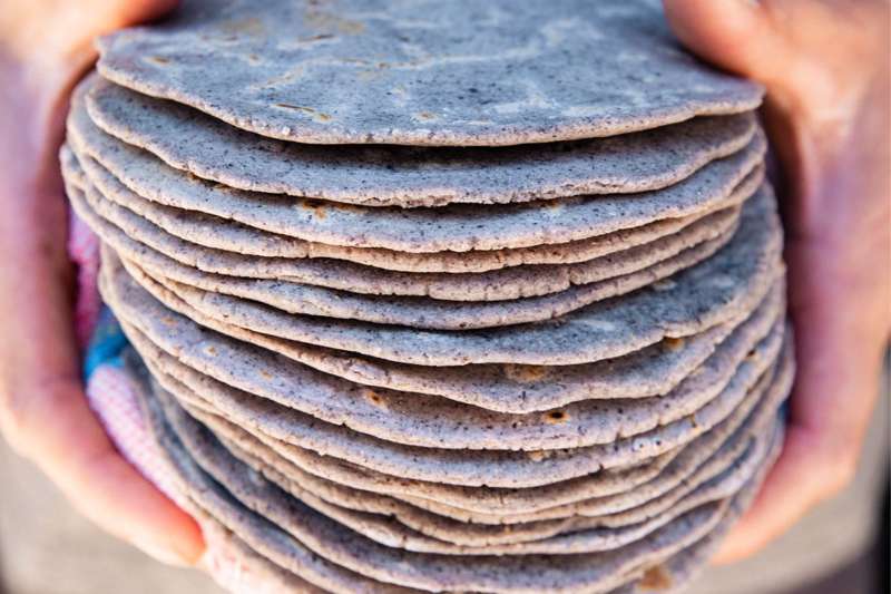 Ecosentli: tortillas en comal de barro en la CDMX