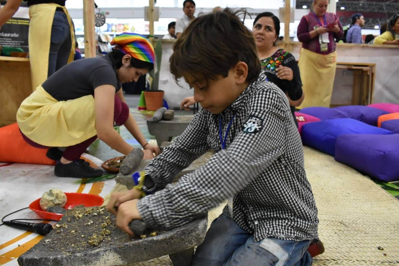 metate para moler maiz mexicano una escuela de colores slow food monterrey educacion alimentaria para niños